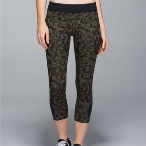 Lululemon Inspired Cropped Camo Leggings Size Small